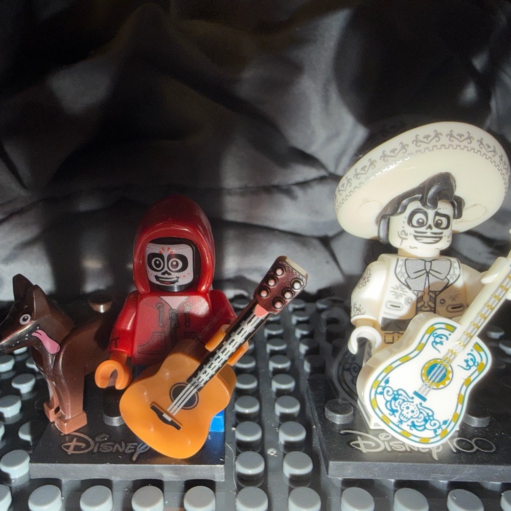 Disney Miguel and Ernesto De La Cruz Minifigures with Guitars